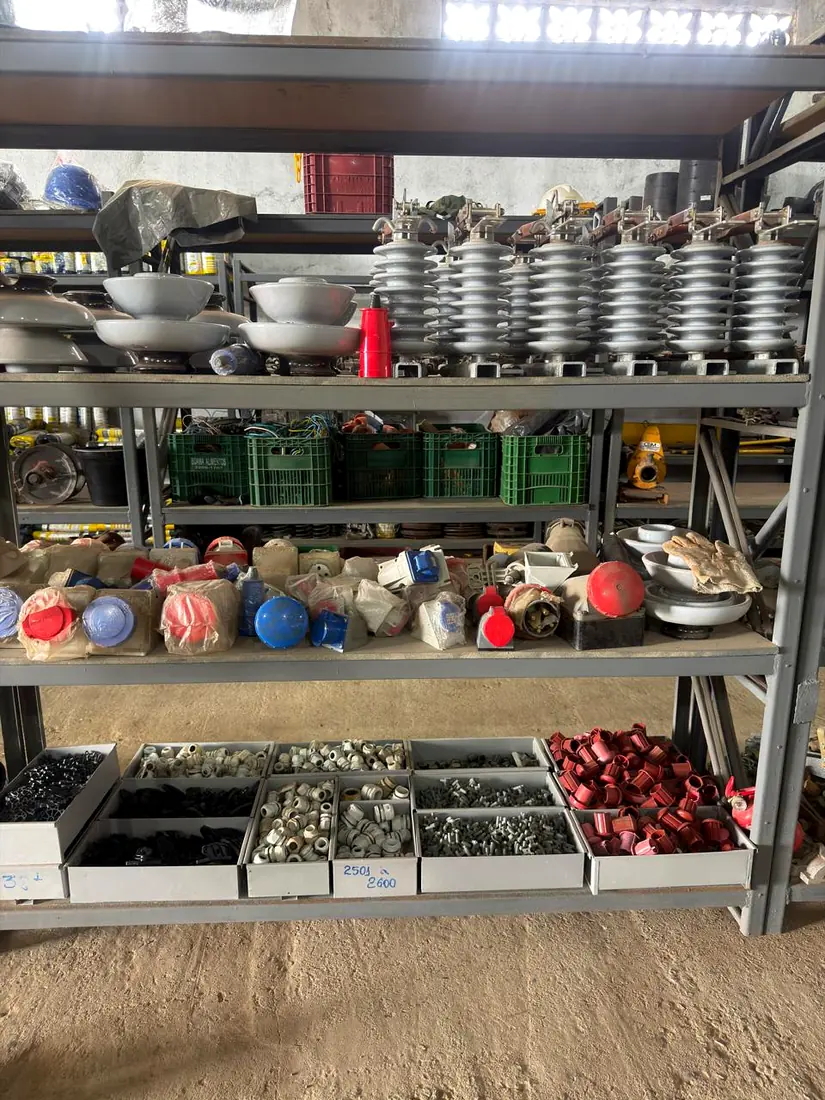 Plugues, tomadas e conectores no Sucatão Tem de Tudo, Russas-CE