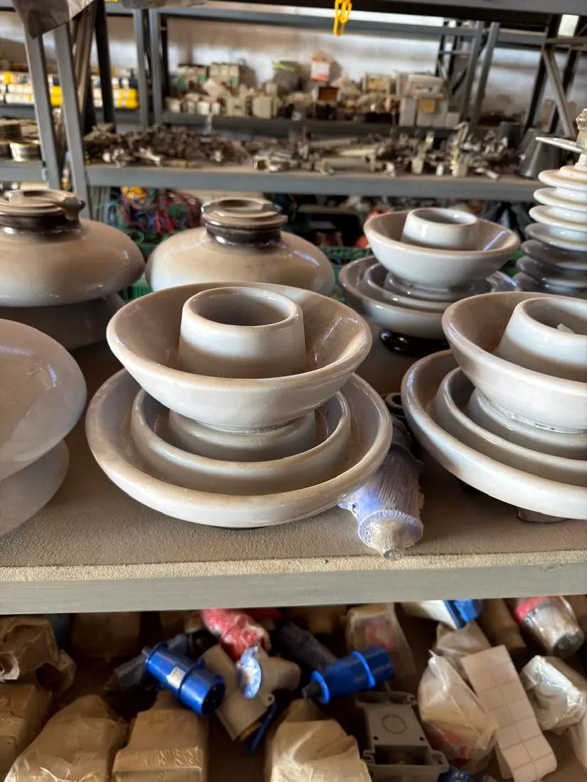 Isoladores de porcelana no Sucatão Tem de Tudo, Russas-CE